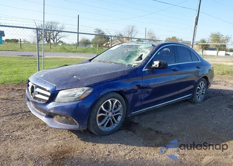 2017 Mercedes-Benz C 300 z USA, uszkodzony, nr VIN 55SWF4JB7HU206749